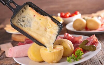 Ambiance chalet et montagne : les secrets d’une raclette parfaite avec les bons fromages